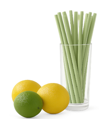 蒲草吸管放置於玻璃杯